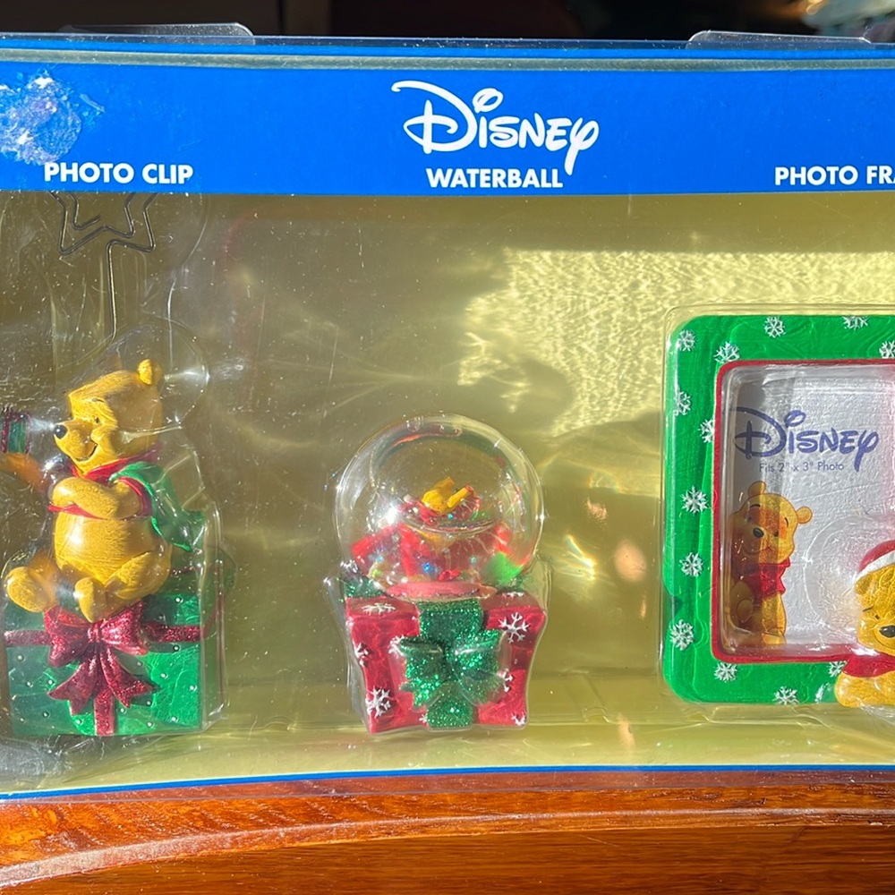 Disney Pooh Bear Christmas photo clip, 2x3 picture frame, water globe